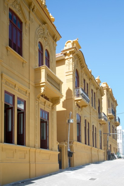 CASACOR Rio de Janeiro 2015. , Em sua 25ª edição, pela primeira vez, a mostra carioca ocupou uma vila, com nove casas: a histórica Villa Aymoré. Construída no início do século XX para a burguesia da época, a habitação teve seus momentos de glória e com o passar do tempo, foi esquecida e abandonada. O local, que possuía dez casas geminadas, teve a última delas arruinada completamente. O restante dos imóveis estavam em péssimas condições também. Mas, em 2010, a Landmark Properties adquiriu a vila e começou um processo de restauração e renovação do local. Além das casas geminadas, foi incorporado ao projeto o prédio do antigo Hotel Turístico, localizado na entrada da rua de acesso à Villa; e construído um novo, o Edifício Baronesa, que ganhou o contorno da montanha e cobogós. Uma área total construída de 9.000 m².