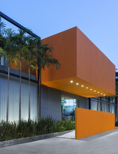 <span>Fachada – Leo Romano. O espaço conta com uma arquitetura limpa e contemporânea, que trabalha os volumes de forma inovadora, ousada e autoral.</span>