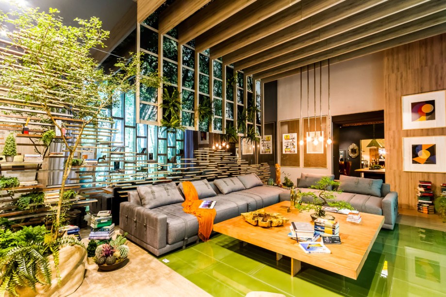 Casa Cor Bolívia 2015: Living por Lissy Moreno - O Espaço de Lissy Moreno, intitulado Living, foi projetado a partir da janela principal do ambiente. Materiais naturais, metais, vidros e madeiras compõem o espaço. A paleta de cores inclui tons de cinza e conhaque. A arquiteta também desenhou os móveis do ambiente.