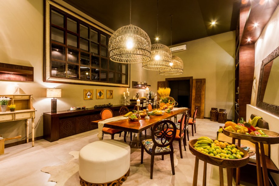 Casa Cor Bolívia 2015: Sala de jantar por Coral Gutiérrez - A sala de jantar tem clima aconchegante, que remete à lembranças e sensações. Para chegar a este resultado, Coral optou por móveis de madeira natural, artesanato feito com fios e elementos vintage. Ela também mesclou estilo rústico e moderno. O espaço mantém as janelas originais do antigo colégio Santa Ana, que receberam moldura de madeira.