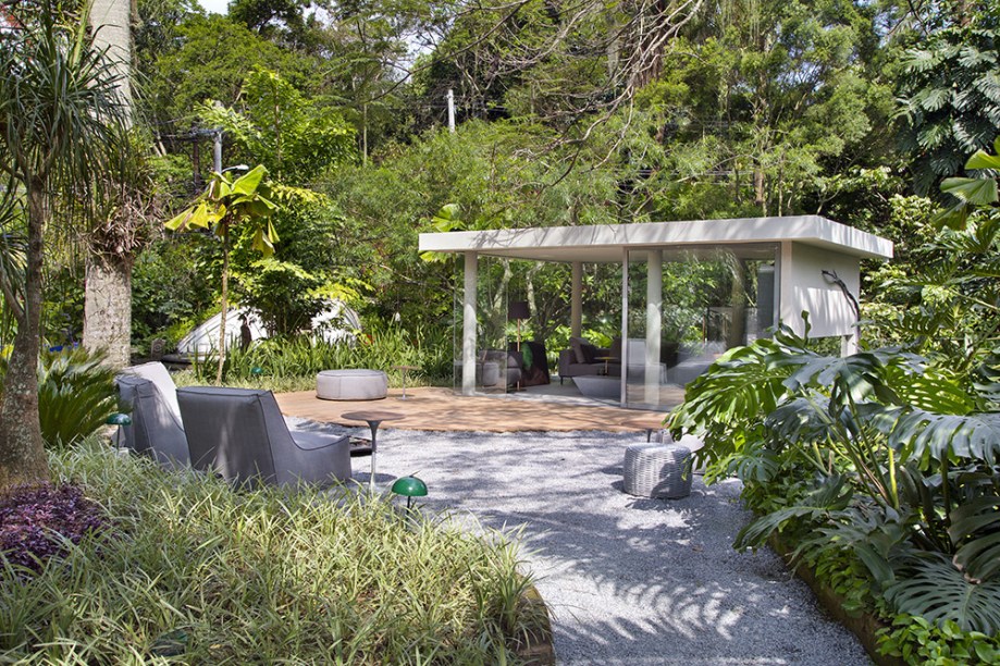 <span>Casa de Vidro - Gabriela Eloy e Carolina Freitas. O refúgio no meio do jardim tem linhas modernas e é totalmente integrado ao paisagismo de Burle Marx, cuja estética inspira o desenho da bancada em granito. Também projeto do escritório, executado pela Florense, são o rack e armário em titânio perolizado fosco. O layout é solto, com os bancos Viki, de Maurício Lamosa e Flávio Borsato, e a cadeira Gaia - Sergio Rodrigues a deixou desenhada e ela foi executada por seu primo, o designer Fernando Mendes.</span>