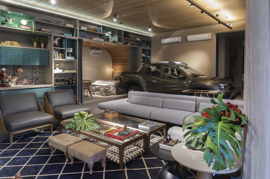 <span>Loft Garagem Renault - Fabíola Fleury Naoum e Wilker Godoi. Mais que uma garagem, os 107m² foram transformados em loft e abrigam inclusive uma suíte, com destaque para o painel-dossel que acolhe a cama. Outro destaque na marcenaria é a estante que emoldura o espaço e aproveita cada centímetro. Na cozinha, a bancada de serviços foi executada no mármore Ice Armani. O projeto luminotécnico é cênico e destaca os elementos arquitetônicos do ambiente.</span>
