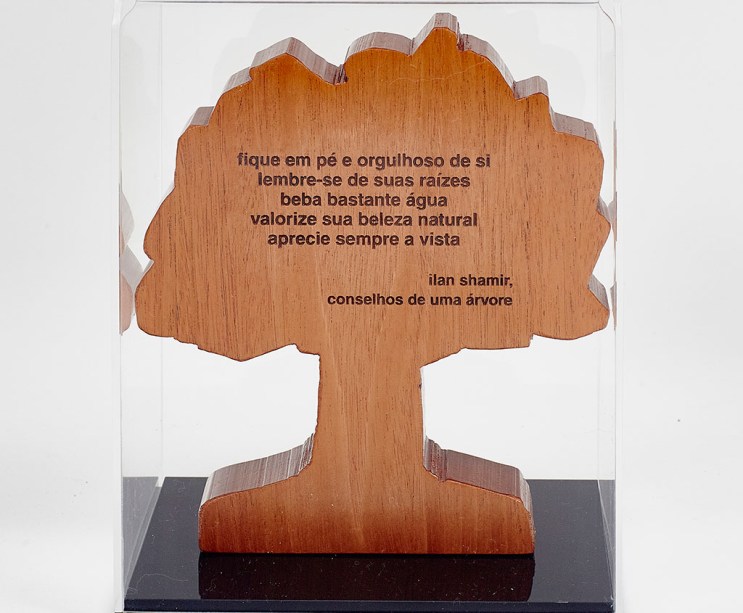 TREE OF LIFE foi à sombra de uma árvore que o designer Paulo Alves passou parte da infância. E da natureza, mais precisamente a madeira, vem a sua principal matéria-prima ao longo da carreira. Segundo Alves, mais do que um material, a árvore segue, até os dias de hoje, como uma das principais inspirações de formas para os desenhos. A peça é feita com madeira mogno de vigas de demolição e mede 20cm L x 22cm A x 5cm P.