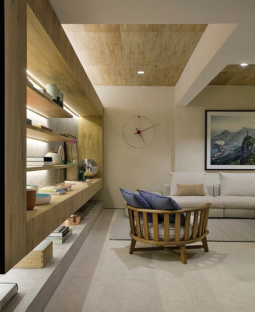 CASA COR SÃO PAULO 2016. Sala Íntima - Alexandre Dal Fabbro. As quatro vigas e a escada existentes no espaço foram assimiladas ao projeto, que explora os volumes e a espacialidade. O arquiteto desenhou um móvel multifuncional em forma de caixa, que serve de aparador, biblioteca, bar, lareira e apoio para o laptop - e o traçado foi realçado pela iluminação. Um sofá de grandes dimensões, da Montenapoleone com tecido da Entreposto, acompanha a escala do ambiente.