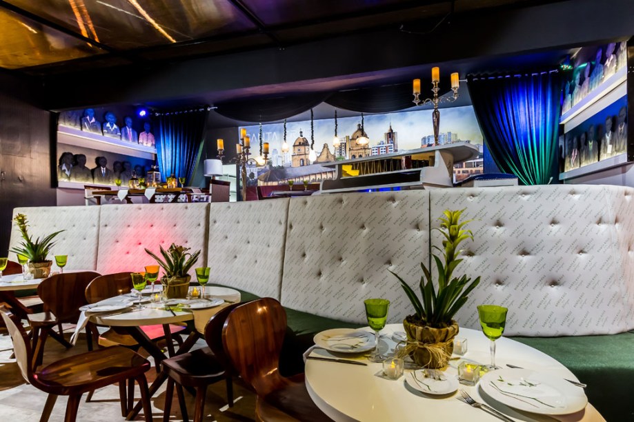 Casa Cor Bolívia 2015: Restaurante Teatro por Pedro del Pino e Ángela Foianini - O restaurante Teatro foi inspirado no tema “Santa Cruz: você não imagina”, da prefeitura de Santa Cruz de La Sierra, uma cidade boliviana. Os profissionais tentaram ambientar a cidade do passado, fazendo um local de reunião e ponto de encontro de moradores. O museu etnofolclórico da cidade ainda forneceu máscaras para compor o espaço.