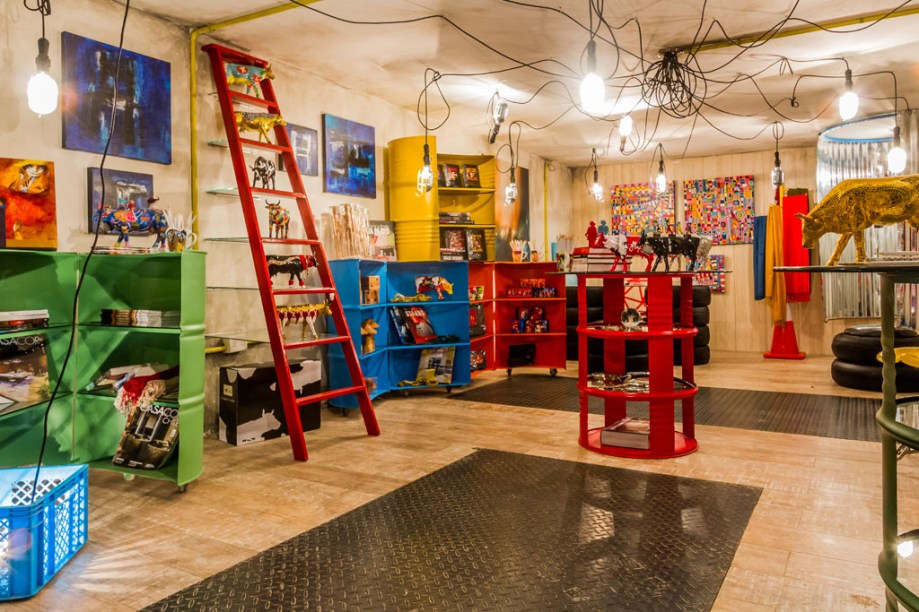 Casa Cor Bolívia 2015: Loja Casa Cor Bolívia por Olivia Moreno - Olivia Moreno transformou a garagem na loja Casa Cor Bolívia. No espaço, a fiação elétrica e os canos ficam à mostra. Luminárias e pranchas de ferro realçam o tom urbano do espaço. Para os móveis, elementos como pneus e barris foram reciclados.