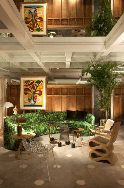 <span>A Sala de Turíbio e Zezinho - Turíbio Santos e Zezinho Santos. O espaço assume um ar tropical com as plantas e principalmente no print que reveste o sofá. Ao redor, foram distribuídas cadeiras, banquetas e mesinhas de design em tons neutros, para compor um layout solto e versátil. Grandes espelhos na parede de fundo e no teto intensificam a sensação de amplitude.</span>