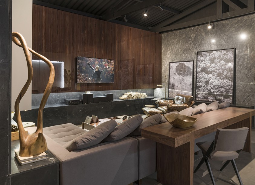 <span>Studio 777 – André Lenza. O Studio 777, número original do antigo prédio que abriga a mostra, preserva o pé direito alto e o traçado original. O espaço é escuro por inteiro, com paredes, telhado e piso em tonalidades de preto, cinza e chumbo. A arquitetura integrada e contemporânea do local de 59m² está recheada de arte, com telas de Marcelo Solá e fotografias de Naldo Mundim, que retratam o interior de Goiás e a Mata Atlântica.</span>