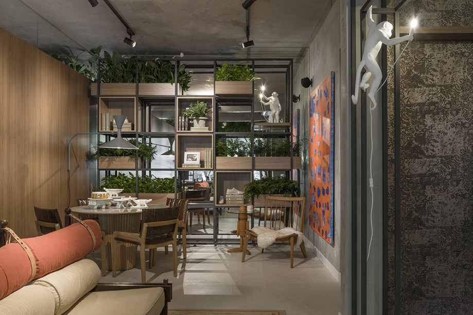 <span>Sala do Artista – Andréia Spessatto e Náira Sá. O layout faz demarcações bem definidas para os diferentes usos - trabalho, estar, jantar e contemplação. Compondo com obras inéditas de Siron Franco, que serão apresentadas em primeira mão ao público, peças ícones foram escolhidas para o ambiente, como o sofá Tonico, de Sérgio Rodrigues.</span>