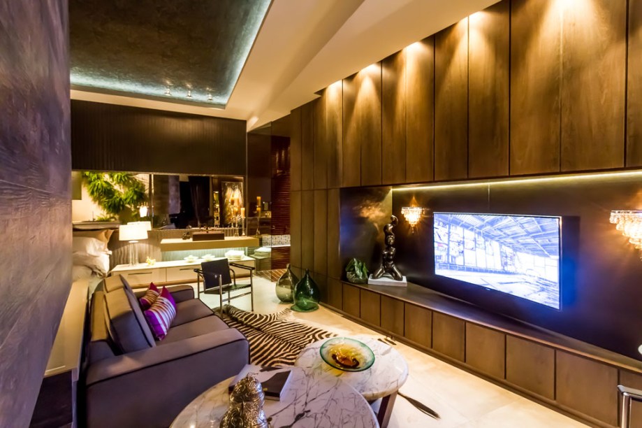Casa Cor Bolívia 2015: Nosso loft por Humberto Beltrán - Projetado para um homem solteiro, que tem bom gosto, o espaço tem diferentes tonalidades de marrom e bege. Um dos principais atrativos do espaço é uma chaminé movida à gás e um jardim vertical na entrada. O espaço tem, ao todo, 55 m².