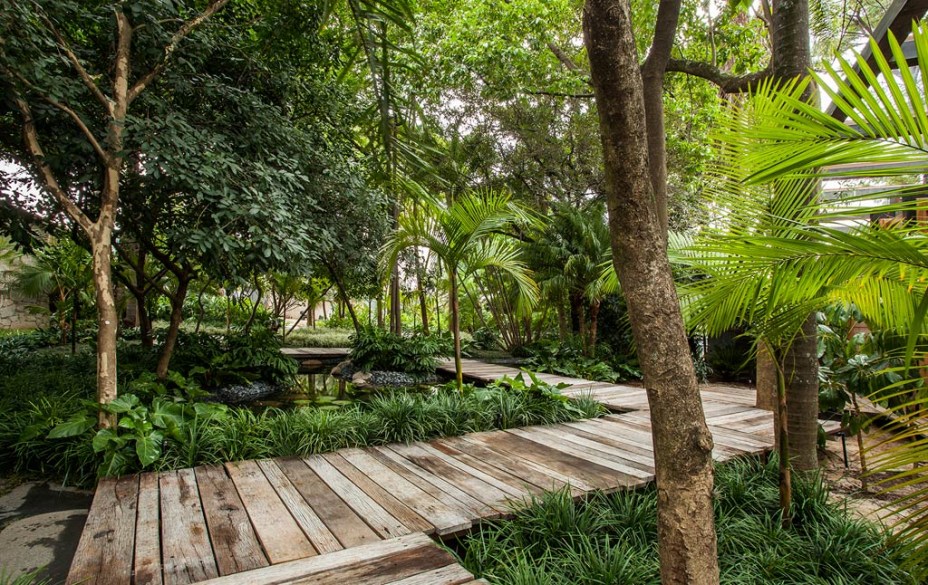 Gilberto Elkis, Jardim do Bosque. A primeira grande revelação da CASA COR foi a mudança na recepção. Neste ano, os visitantes entram pelo Bosque – ambiente projetado pelo paisagista Gilberto Elkis. São 800 m2 com espécies tropicais escolhidas para remeter a brasilidade – o tema da mostra neste ano. Sob o lago com peixes, o caminho possui formas ortogonais que levam o visitante para dentro da mata e, em seguida, para o resto da mostra.