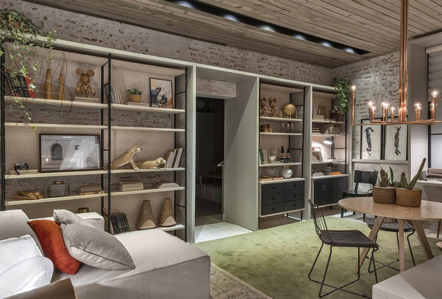 <span>Sala de Estudos - Natália Maciel e Rachel Borges. Tons neutros, madeira natural e tijolo aparente são alguns dos elementos que remetem à rusticidade e dão o toque democrático ao espaço multiúso de 21 m². O mobiliário solto confere versatilidade, e a marcenaria segue igualmente uma linha leve e sóbria. O colorido vem das telas de Aurélia Cerulei, Marcelo Solá e Fabiana Queiroga.</span>
