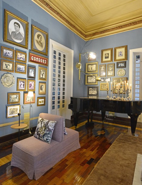 <span>Sala da Família - Ellen Benevides, Beatriz Miranda, Almir Campos e Paula Campos. O piano de cauda e a curiosa namoradeira revestida no tom rosa seco foram garimpados nas casas dos familiares que os herdaram. As paredes são verdadeiros álbuns de fotografias - algumas referentes aos oito casamentos dos netos do Barão -, instigando o interesse pelos personagens e estilos de épocas passadas.</span>