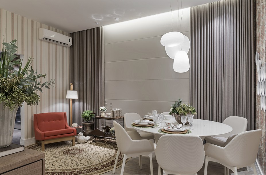 <span>Sala de Almoço - Andreia de Sousa Carneiro e Silva. A poltrona Paraty, com design de Sérgio Rodrigues, é um convite ao relax pós-refeição. Ela vem acompanhada do carrinho de chá JZ, de Jorge Zalszupin.</span>
