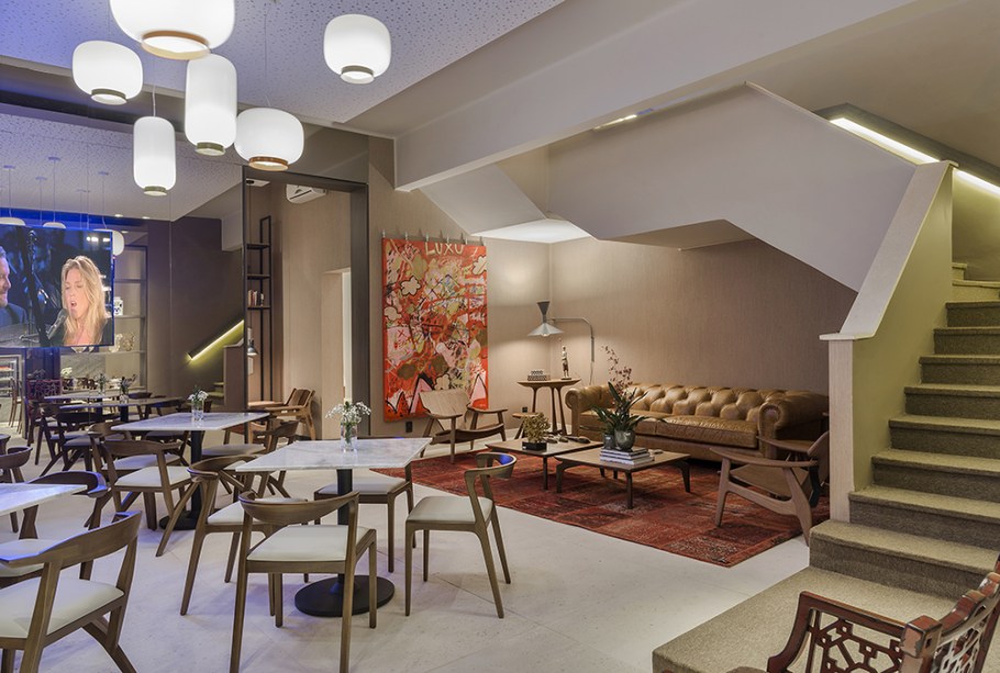 <span>Café - Genésio Maranhão. As cafeterias tornaram-se espaços de leitura, reuniões de trabalho, bate-papo e até mesmo lugar de happy hour. Assim, o profissional explorou ao máximo a área de 195m², que também recebe o stand da Brasal Incorporações, patrocinadora local da exposição. A cafeteria recebe mobiliário assinado por Sérgio Rodrigues, Aristeu Pires, Paulo Mendes da Rocha, entre outros.</span>