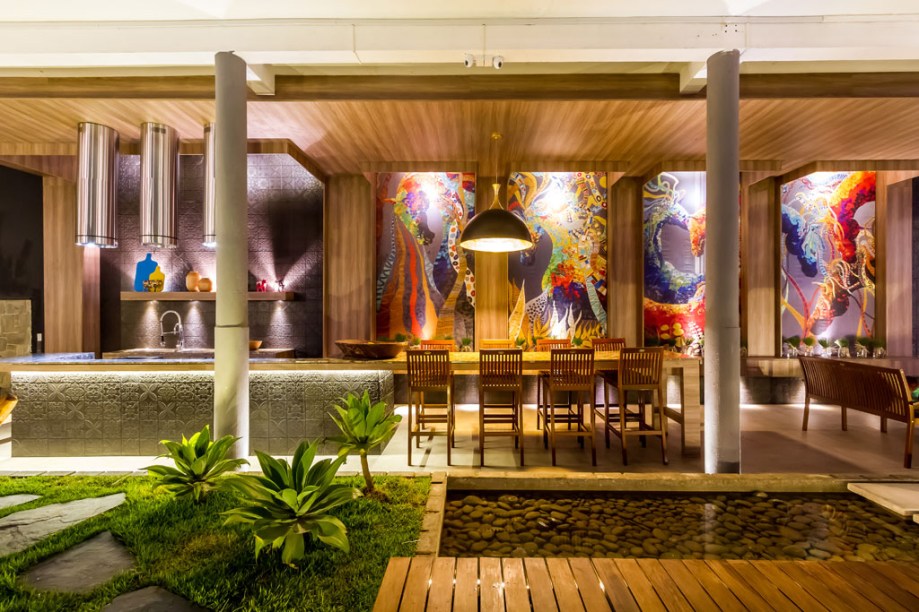 Casa Cor Bolívia 2015: Ponto de encontro por Laura Ponce de León - O espaço gourmet traz uma cozinha aberta, aproveitada em sua altura e comprimento, para criar um restaurante ao ar livre. É um ambiente acolhedor que convida à permanência do visitante. A arquiteta apostou no uso de texturas e no colorido das impressões digitais do artista Koqui Handall. O espaço foi inspirado na marca Tramontina pelo uso de mobiliário e utensílios para cozinha de última geração.
