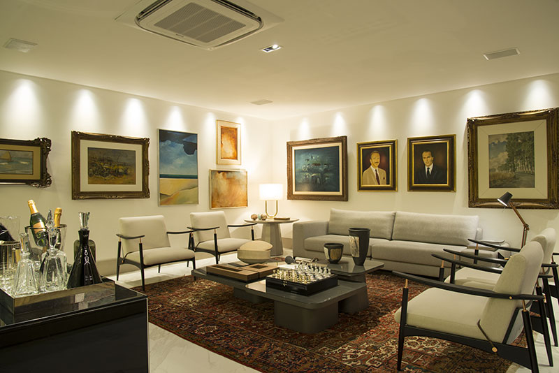 CASACOR Ceará 2015. Sala dos Empresários - Denise Bessa e Neide Barbosa. O espaço foi idealizado para receber clientes de uma construtora de forma convidativa e confortável, ideal para reuniões de negócios. A personalidade dos empresários é citada de várias formas, seja na biblioteca ou no acervo pessoal de arte que preenche as paredes.