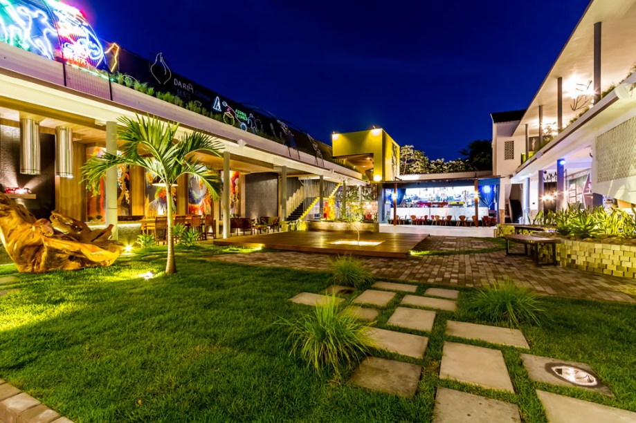Casa Cor Bolívia 2015: Jardim da Recordação por Karin Alexandra Carlsson - O pátio central do ex-colégio Santa Ana se transformou com pedras, plantas e água e com a combinação de texturas, como madeira, ladrilhos de pedra e grama. As formas geométricas com algumas curvas contribuiram para gerar um espaço que transmite tranquilidade.