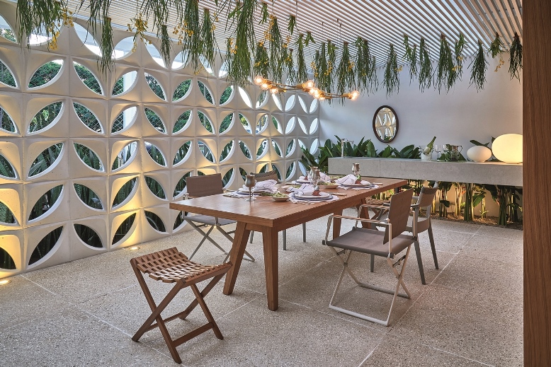 CASACOR Brasília 2015. Varanda Tropical - Juliana Santana. A arquitetura contemporânea foi explorada no cobogó e na pérgola, cujos desenhos são os grandes atrativos. O jardim suspenso traz a natureza de forma leve e diferente. O mobiliário é todo assinado por designers nacionais, além de obras de arte por Edith Derdick, Mucki e Eurico Humano.