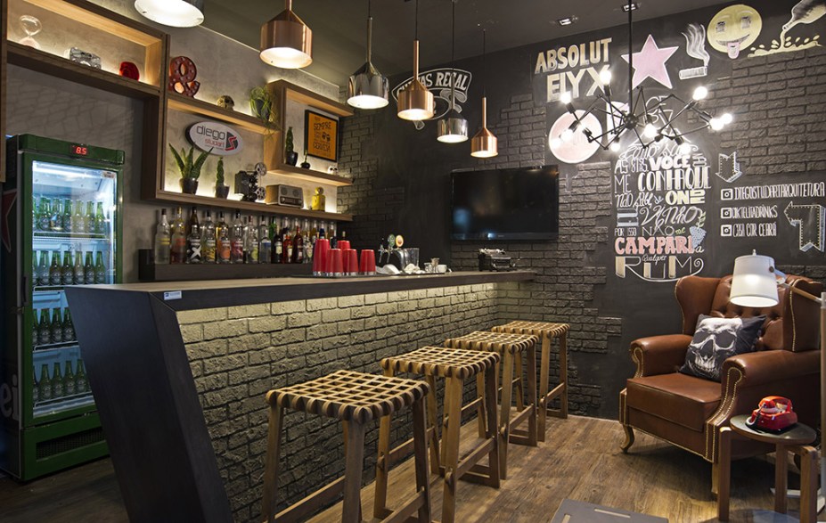 <span>Bar - Diego Studart. O balcão utiliza tijolo semi-acabado, que também reveste algumas paredes. Para acompanhar, bancos com design cearense. Já o teto foi produzido com parametrização, um método de corte das chapas de MDF cru.</span>