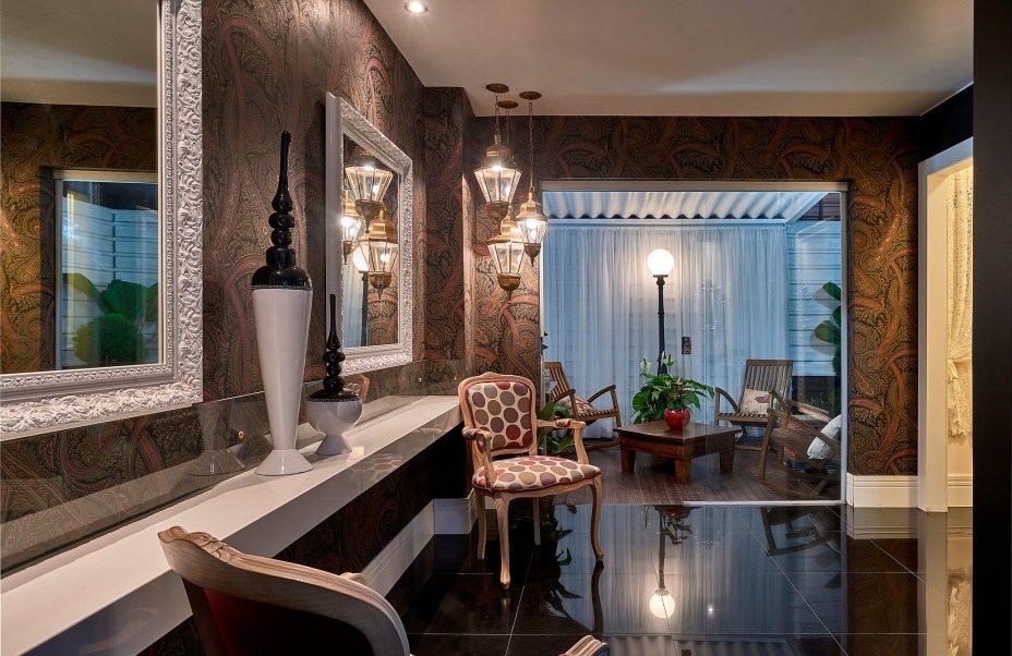 WC Público - Alitta Fagundes e Elisabeth Fagundes. A dupla propõe uma fusão dos estilos rústico e moderno no espaço, que conta com 50 m². O mármore brasileiro contracena com papéis de parede e peças de artesanato, tornando a ambientação ainda mais interessante.