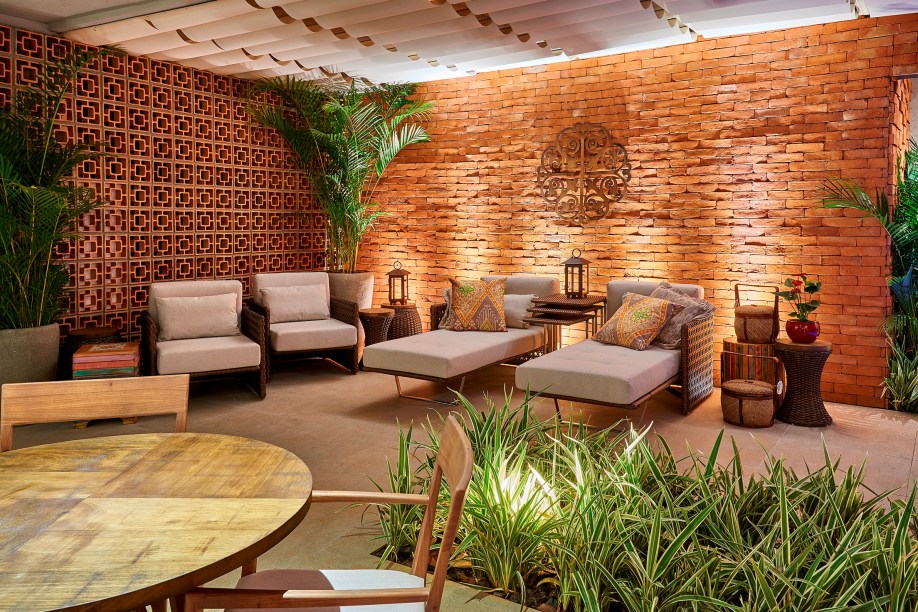 Lounge Resort - Silvana Monte Rosa e Alessandra Gusmão. O espaço faz a integração entre os ambientes internos e a paisagem dos jardins da casa, em uma localização que oferece muita luz e ventilação natural. A principal tendência é o revestimento em alto relevo, que ainda substitui a necessidade de quadros e objetos decorativos. Na cartela de cores, tons neutros, muito bege e madeira na cor avelã colonial.
