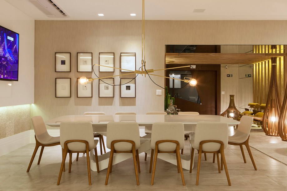 Lounge Gourmet - Letícia Finamore. O mix de materiais define a linha de trabalho da arquiteta. A madeira, a laca, a textura do papel e dos revestimentos de parede em pedra dão um toque sofisticado, afirmado também nos detalhes, como os pendentes de Jader Almeida. O designer assina alguns móveis, acompanhados por criações dos também renomados Zanini de Zanine e Lattoog. As obras de arte de Antonio Bokel, Lando, Mai-BrittWolthers, enriquecem ainda mais o espaço.