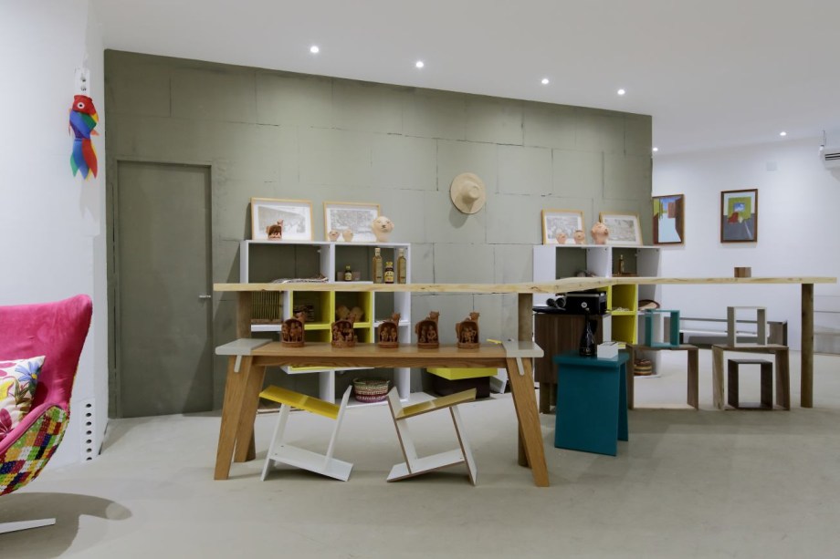 Lodje Boutique Sebrae - Roberto Costa Farias. Para compor este espaço, o arquiteto usou madeiras certificadas e de demolição combinadas a uma série de objetos, tecidos, peças de arte e de artesanato de Alagoas. Nos acabamentos, há a mescla de madeiras, laminados, couro, palha, cerâmica e pedra, que afirmam um espaço sustentável e com forte identificação com o local.