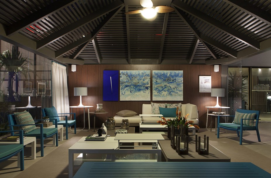 <span>Coquetel Lounge Bar - Geraldo Lino. A preferência pelo mobiliário solto é clara: a ideia é que os móveis sejam utilizados em diferentes situações e possibilitem novos layouts para vários momentos. Outra escolha em destaque é a cartela de cores refrescantes, como o turquesa, que sobressaem diante da madeira e de outros materiais de apelo intimista.</span>