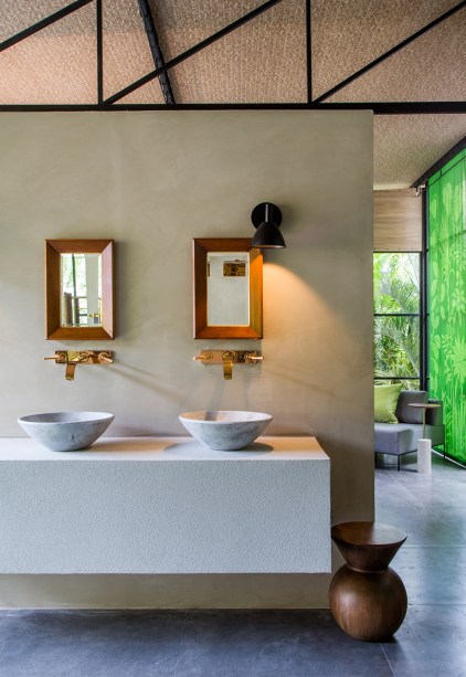 <span>Espaço Deca - Márcia Muller e Manu Muller. O ambiente pode ser tanto corporativo, como um quarto de hotel, quanto residencial. A leveza e a integração prevalecem, com biombos que cumprem o papel de estantes e paredes que não são fixas. Para os revestimentos, foram escolhidos o porcelanato da Ekko e a massa tipo cimento da Diore.</span>