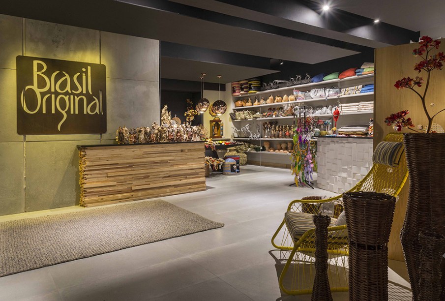 Loja Sebrae - Eliton Brandão, Catharina Brandão e Mariannita Brandão. Quem não frequentava os tradicionais armarinhos? Estes espaços com prateleiras recheadas de produtos ganham uma releitura em estilo industrial e brutalista. Instalações à mostra, a aparência do concreto e detalhes semiacabados são algumas referências. Além disso, os móveis têm pegada sustentável e reutilizam madeiras.