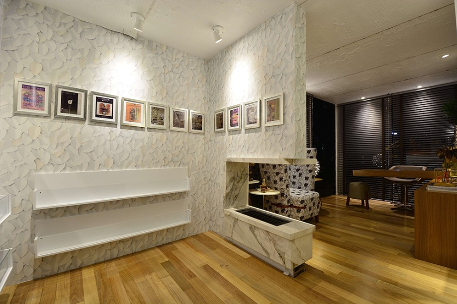Espaço Água e Fogo – Piscina Igui - Carla Michele Zignani, Andreia Rossato e Rafael Artico. Fogo e água, preto e branco são alguns opostos que se atraem no projeto, que se beneficia dos desníveis do terreno para criar pequenos ambientes de estar. Na área da piscina, destaque para o banco em quartzo branco. Nos revestimentos, cimentícios e porcelanatos são combinados à madeira pinus do deck, finalizado com tinta esmalte branca. Ao fundo, a parede verde foi composta de mini cicas e iluminação com pontos de LED na cor verde.