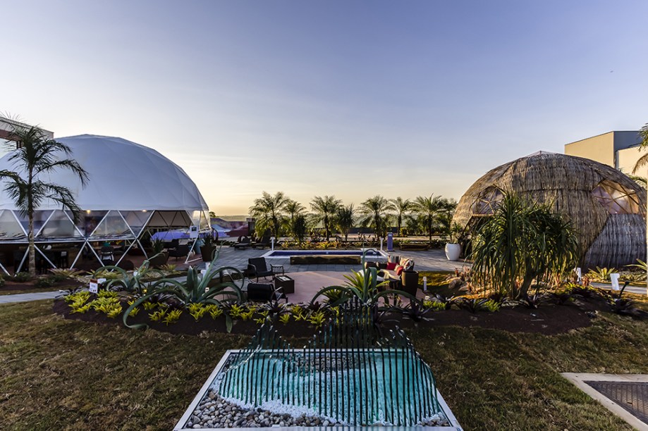 <span>Praça de Eventos Casa Cor - Márcio Carmona, Cíntia Teixeira e Henrique Veiga Júnior. A praça conta com dois domos geodésicos, um deles revestido em bambu, para acomodar eventos que ocorrerão durante a mostra. A piscina de pastilhas é automatizada e pode ser comandada pelo celular.</span>