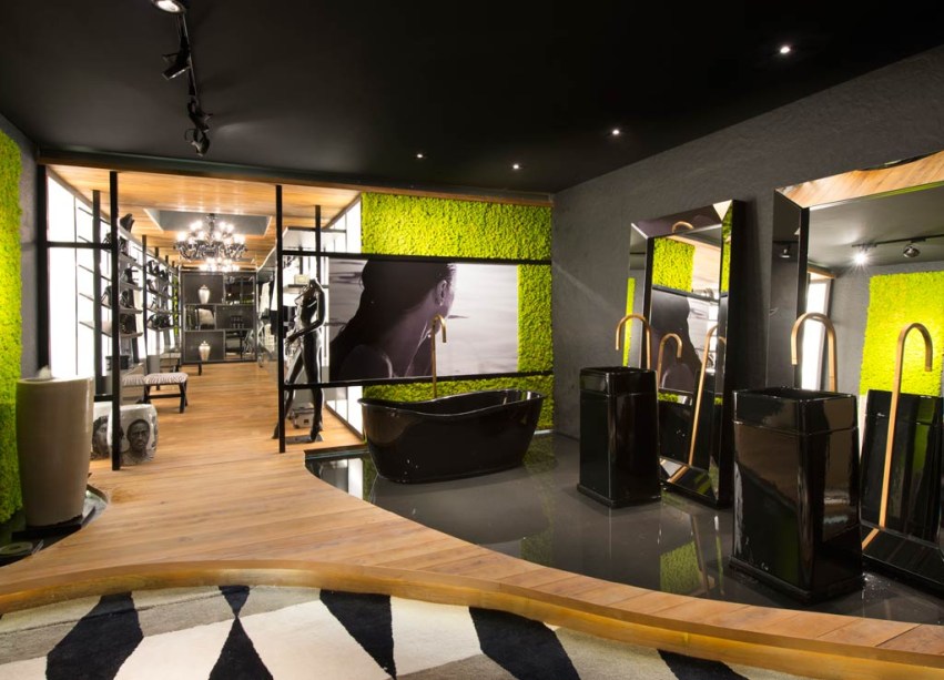 CASACOR Santa Catarina 2015. Suíte da Empresária - Daniela Schmitt Arquitetura - O espaço de 61m² foi inspirado na modelo e empresária Mariana Weickert, uma mulher sofisticada, elegante e bem sucedida. O verde cítrico é ousado e se contrapõe ao preto dominante na sala de banho, que também apresenta um espelho d’água. Os móveis trazem a lâmina Ashanti, com acabamento inspirado na África. O ambiente também conta com um closet, cuja iluminação é acionada por sensor e incide diretamente na área de uso.