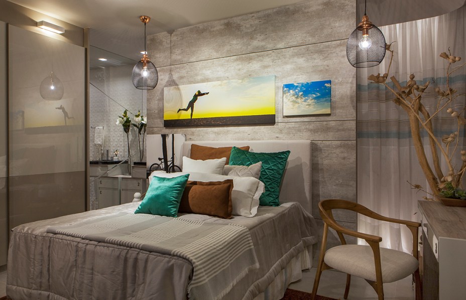 CASACOR Espírito Santo 2015. Suíte da Filha Fitness do Apartamento Master - Elza Pinto, José Geraldo Pinto Sobrinho e Livia Pinto. A opção por um ambiente monocromático, de 19 m², se torna mais interessante com o uso de diferentes texturas. O colorido fica por conta dos objetos e outros detalhes especiais, como obras de arte e as fotografias de artistas locais.