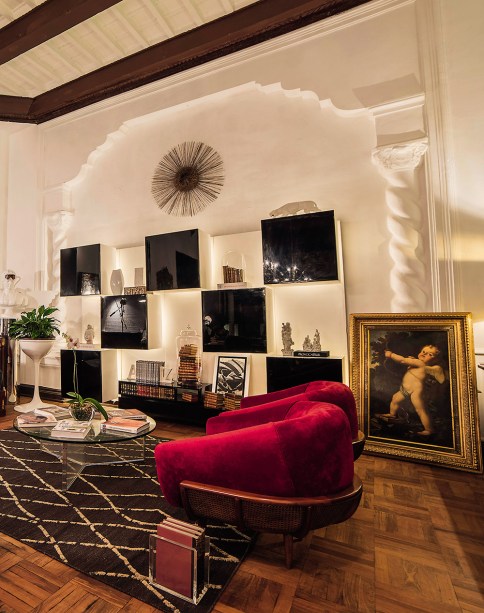<span>Hall de entrada e biblioteca - Orlando Espinoza Silva. Eclético, o espaço integra o design de diferentes épocas em harmonia. Algumas peças são do século 19 e remetem ao estilo colonial, mas há lugar para o mobiliário das charmosas décadas de 1950 e 1960, além de peças de arte contemporânea.</span>