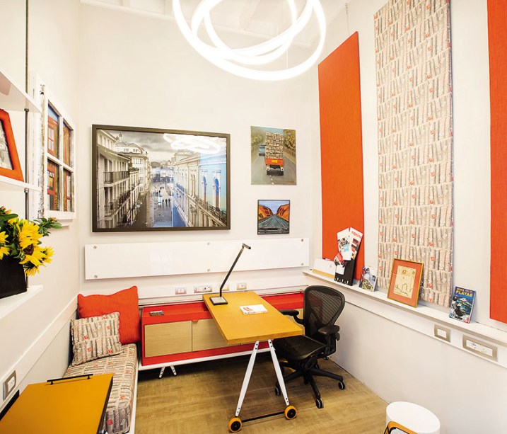 Quarto de planejamento - José Ferreyros e Carol Updegrave. Concebido pelos arquitetos como um espaço acolhedor e colorido, o quarto é um refúgio para trabalhar e organizar a vida familiar. O mobiliário prima pela flexibilidade e permite atividades individuais ou em grupo, além de possuir pequenas dimensões e funcionalidades que aproveitam ao máximo a área reduzida.