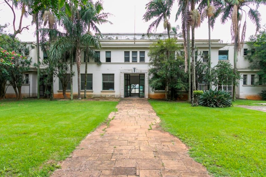 Para a CASACOR São Paulo, o ano de 2016 foi muito especial, pois a mostra ocorreu no espaço que sediou a 1ª edição do evento no Jockey Club de São Paulo, o Ambulatório. A arquitetura original do Jockey Club, incluindo a do prédio do Ambulatório, foi desenhada pelo arquiteto carioca Elisário da Cunha Bahiana. No período entre 1946 a 1958, o Ambulatório e todo o complexo passaram por uma grande reforma liderada pelo arquiteto francês Henry Sajous. As instalações foram ampliadas e repaginadas com linhas mais clássicas. O Ambulatório foi composto por 70 ambientes, internos e externos e foi preparado para a mostra pelo arquiteto da CASACOR, Darlan Firmato, e o restaurador Luis Magnani. O restauro teve acompanhamento dos órgãos de preservação histórica de São Paulo, CONPRESP, e as devidas autorizações. O prédio será entregue revitalizado até o final deste ano para ficar como herança para a cidade.