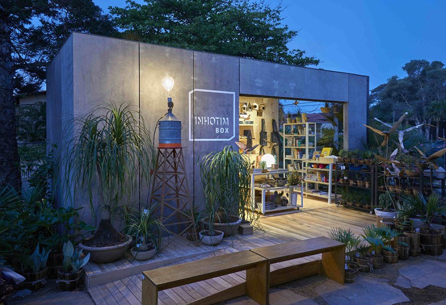 Inhotim Box. A loja inova no modelo construtivo e permite ser transportada para onde se desejar. O projeto foi desenvolvido pela Estufa em parceria com a arquiteta Bel Coelho, que desenhou uma linha de móveis multiuso, comercializada no local com outros produtos.