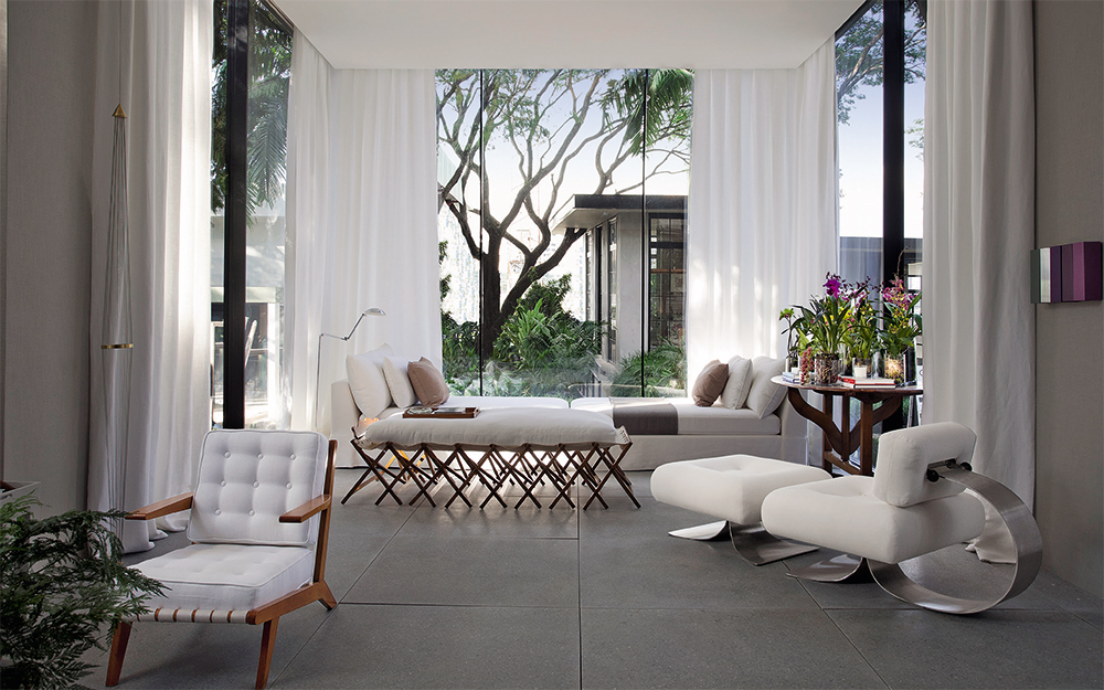 CASACOR S&atilde;o Paulo 2016. Living e Jardim de Inverno - Dado Castello Branco. O estar tem ares de biblioteca, com piso de madeira de demoli&ccedil;&atilde;o paginado em espinha de peixe. Sobre ele, pe&ccedil;as de grandes nomes como Oscar Niemeyer e Claudia Moreira Salles. O jardim de inverno &eacute; uma extens&atilde;o natural do espa&ccedil;o, que se transforma em uma caixa de vidro que avan&ccedil;a na paisagem.