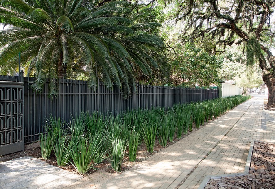 CASACOR São Paulo 2016. Calçada Urbana - Michel Farah. A cidade é extensão da casa, no olhar do profissional que assina o canteiro central da avenida principal do Jockey Club. As plantas resistem às intempéries e os bancos de madeira criam áreas de descanso. Paraciclos recebem quem chega de bike.