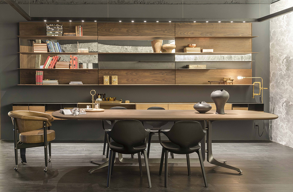 CASACOR Bras&iacute;lia 2016. Lounge - Wall&eacute;ria Teixeira. A sala de jantar integrada estende os encontros de neg&oacute;cios. A estante de linhas elegantes ganha leveza ao intercalar a madeira com faixas de espelhos. A mesa Legg e as quatro cadeiras Clad s&atilde;o de Jader Almeida. J&aacute; a cadeira Beg, estofada em couro caramelo, &eacute; de autoria de S&eacute;rgio Rodrigues.