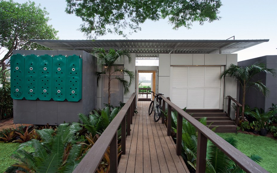 CASACOR São Paulo 2016. Casa Sustentável - Mindlin Loeb e Dotto Arquitetura Inovatech. Os arquitetos Caio Dotto e Rodrigo Mindlin Loeb, junto com o engenheiro Luiz Henrique Ferreira, apresentam sua proposta de moradia modular e desmontável. Zizi Calderari assina a ambientação que afirma a linguagem simples ao valorizar a cultura popular em cestarias, cerâmicas, objetos de barro e pedra sabão. A marcenaria em pinus é de autoria do designer Paulo Alves.