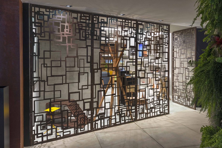 CASACOR Brasília 2016. Loja - Raul Azevedo e Álvaro França. O ambiente celebra Brasília com peças que trazem referência ao design local. O primeiro impacto vem na fachada vazada, produzida em aço corten.