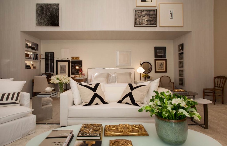 CASACOR SP 2015 | Paola Ribeiro, Suíte do Colecionador. A designer de interiores carioca sabe como poucos criar arranjos de paredes e fazer combinações inusitadas de quadros. Não foi à toa que escolheu o colecionador como personagem central deste ambiente de 60 m2, com quarto, banheiro, uma pequena sala de estar e home office. O espaço conta com obras de Lygia Clark, Walmor Côrrea, Cláudia Mellin e Macaparana.