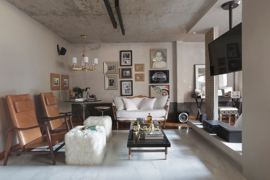 CASACOR Mato Grosso do Sul 2016. Loft do Jornalista – Anapaula Reiter. Para traduzir o dia a dia de um homem moderno e seu estilo urbano, a opção da profissional foi preservar o concreto aparente da casa. O contraste se dá com as placas de porcelanato polido, enquanto o piso em madeira aquece e equilibra a composição.
