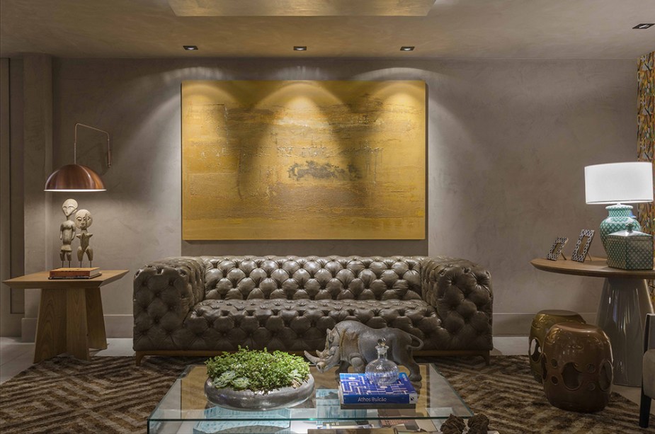 CASACOR Brasíla 2016. Living – Rachel Fechina. Cimento queimado e papéis de parede são os principais revestimentos, utilizados de forma contínua no ambiente de 65m². Com esta base, Rachel foi adicionando elementos de personalidade, como cerâmicas, porcelanas, caixas em osso e outros objetos.