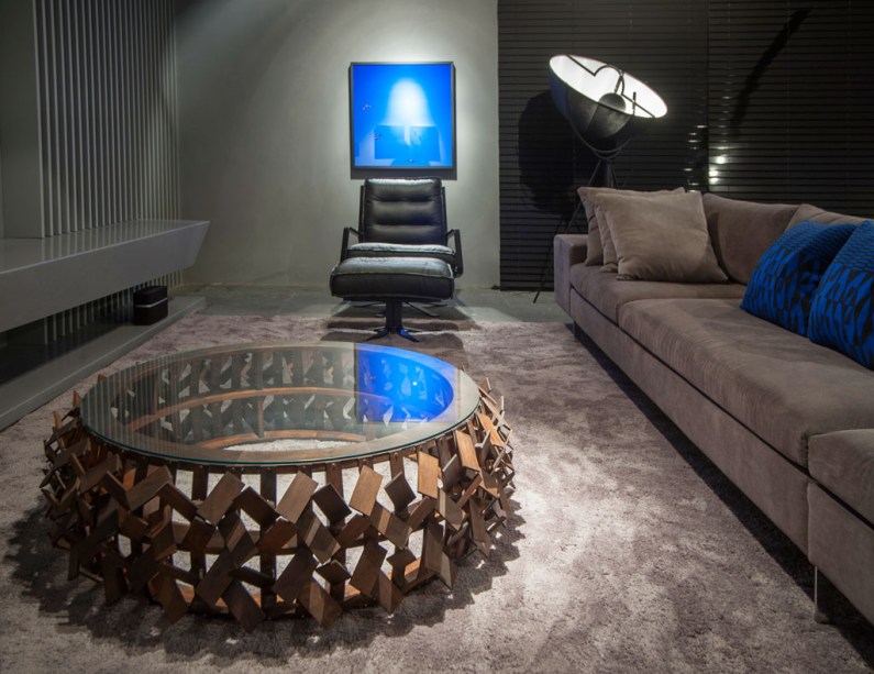 CASACOR Alagoas 2014. Jadson Amorim investiu em peças de design e mobiliário de linhas retas no lar do casal que adora arte no espaço Living com Jantar do Jovem Casal . O cinza predomina, com pinceladas de azul. O ponto alto do projeto é a iluminação, que cria jogos de sombra e torna as superfícies ainda mais interessantes.