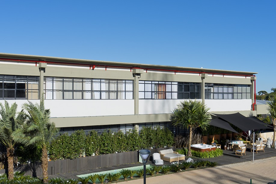 CASACOR Paraná 2016. OptPower, por Silvio Todeschi, Ana Bahia e Mariana Hardy. Situado dentro de um container, o espaço é responsável por toda a energia usada na CASA COR Minas - gerada através da captação dos raios solares e fornecida pela empresa OptPower. Os profissionais exploraram o uso dos próprios painéis de energia fotovoltaica para envelopar e revestir toda a estrutura do ambiente. No seu interior, está localizado o maquinário que distribui a eletricidade para a sede e a fachada recebeu um trabalho tipográfico e um videowall informando sobre a tecnologia e o produto utilizado.