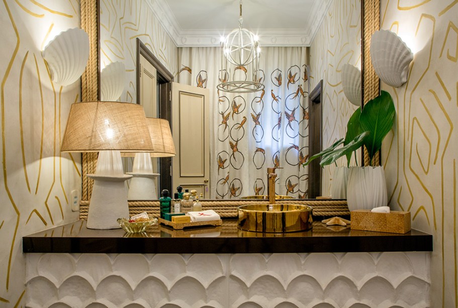 CASACOR Rio de Janeiro 2016. Lavabo da praia - Jean de Just. O arquiteto francês Jean de Just já restaurou marcos históricos parisienses, como o Grand Palais, o Palais Royal e a Ópera Garnier. Em 2014, abriu seu escritório no país, e agora mostra sua ideia de praia, sol e natureza, combinada ao charme da casa antiga. Sanca, móvel de bancada e pendente foram desenvolvidos por ele com artesãos amigos, enquanto o ateliê Adriana e Carlota criou o desenho das paredes.